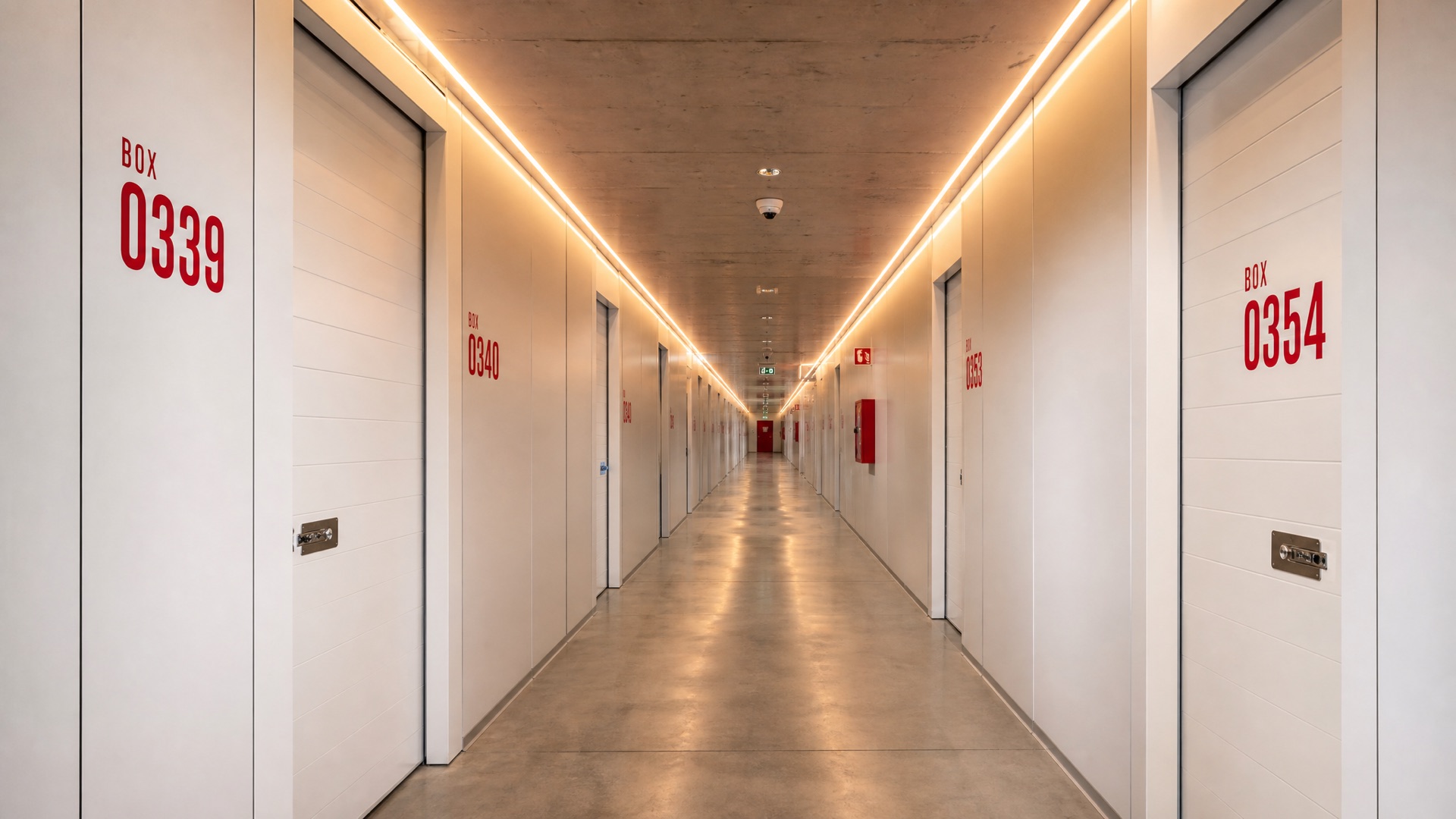 Beleuchteter Korridor einer operativen Self-Storage-Anlage