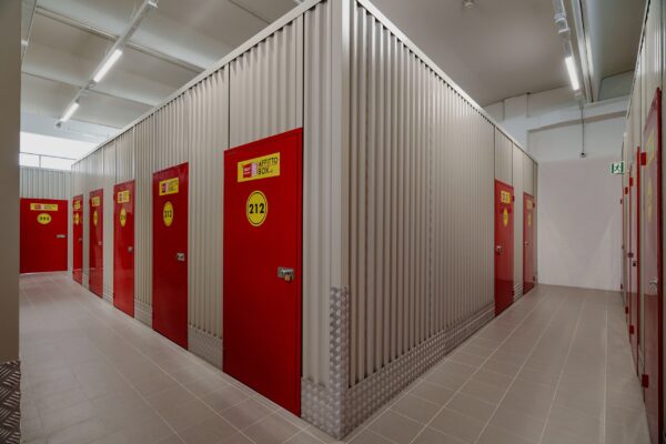 Self-Storage-Flure mit verschiedenen Boxengrößen bei Affittobox Bozen